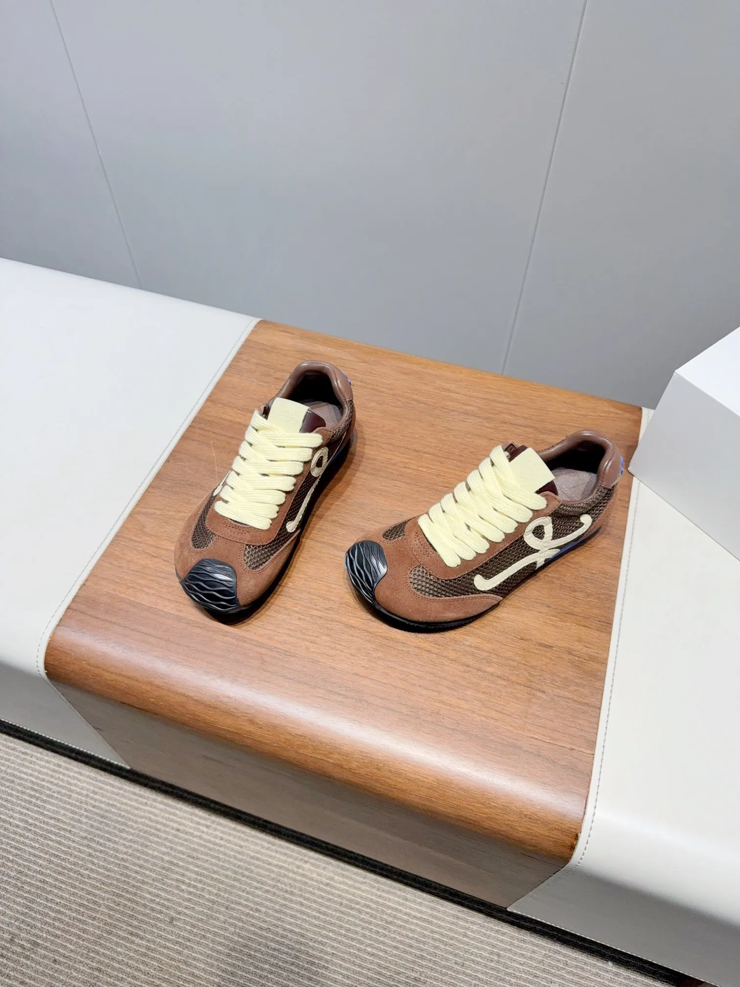 👟👟Ex-factory price 560👟👟 Loewe LOEW- 2025 mesh moral training shoes Super awesome Asymmetric toe shape, as LOEWE's signature design Super soft, lightweight and flexible sole, new wave texture rubber outsole, extending to the toe, upgraded soft leather lining and footbed to provide maximum comfort, 3D injection molded rubber LOEWE logo on the heel Fully open mold matching material Size: 35-40 (custom-made for 40 women, non-refundable)